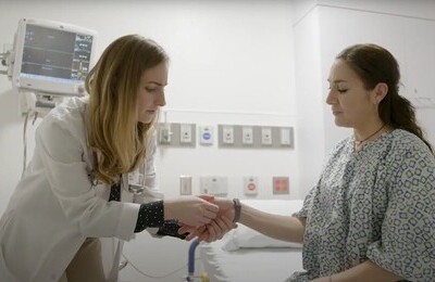 Кодирование Аквилонг в Иваново Врач держит пациентку за руку